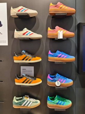 KUALA LUMPUR, MALAYSIA - 28 AĞUSTOS 2024: Büyük alışveriş merkezindeki Adidas marka perakende mağazası.