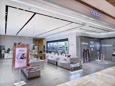 KUALA LUMPUR, MALAYSIA - 28 AĞUSTOS 2024: OPPO büyük alışveriş merkezindeki perakende satış mağazası.