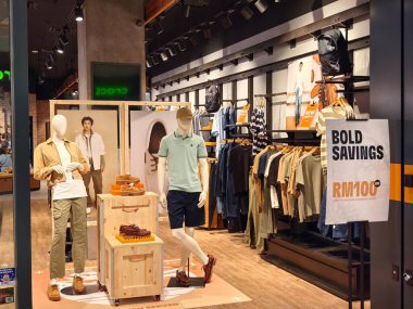 KUALA LUMPUR, MALAYSIA - 28 AĞUSTOS 2024: Büyük alışveriş merkezindeki Timberland marka perakende mağazası.