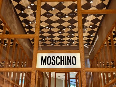 KUALA LUMPUR, MALAYSIA - 28 AĞUSTOS 2024: Büyük alışveriş merkezindeki Moschino marka perakende mağazası.