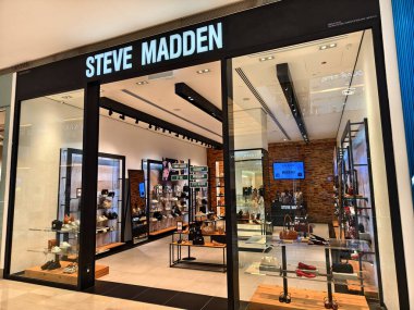 KUALA LUMPUR, MALAYSIA - 28 AĞUSTOS 2024: Steve Madden büyük alışveriş merkezindeki perakende satış mağazası.