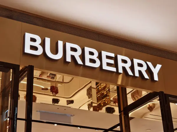 KUALA LUMPUR, MALAYSIA - 28 Ağustos 2024: Büyük alışveriş merkezindeki Burberry marka perakende mağazası.