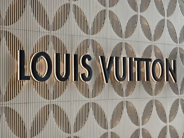 KUALA LUMPUR, MALAYSIA - 28 AĞUSTOS 2024: Louis Vuitton büyük alışveriş merkezindeki perakende satış mağazası.