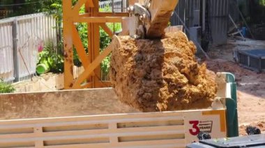 Bir buldozer tarafından önemli bir toprak yığını çıkarılıyor..
