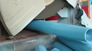 Büyük bir beton parçası kesmek için dairesel testere kullanan bir inşaatçı..