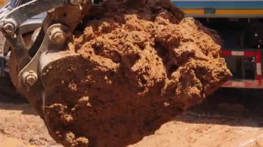 Bir buldozer tarafından önemli bir toprak yığını çıkarılıyor..