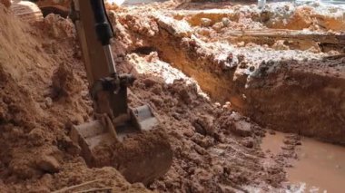 Bir buldozer tarafından önemli bir toprak yığını çıkarılıyor..