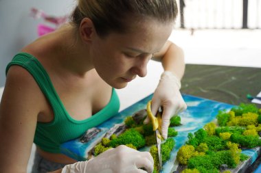 Epoksi reçinenin, doğal taşların ve yosunların sanat dekorunu yapma süreci..