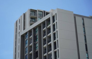 Tayland 'daki şehir binalarının pencere, kapı ve balkonlarının detaylı görüntüsü