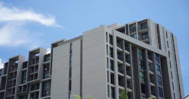 Tayland 'daki şehir binalarının pencere, kapı ve balkonlarının detaylı görüntüsü