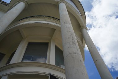 Tayland 'daki şehir binalarının pencere, kapı ve balkonlarının detaylı görüntüsü