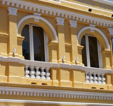 Tayland 'daki şehir binalarının pencere, kapı ve balkonlarının detaylı görüntüsü