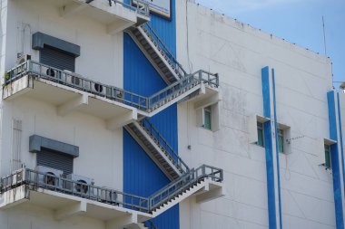 Tayland 'daki şehir binalarının pencere, kapı ve balkonlarının detaylı görüntüsü