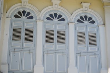 Tayland 'daki şehir binalarının pencere, kapı ve balkonlarının detaylı görüntüsü