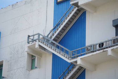 Tayland 'daki şehir binalarının pencere, kapı ve balkonlarının detaylı görüntüsü