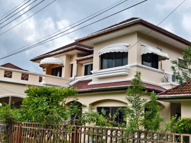 Tayland 'daki şehir binalarının pencere, kapı ve balkonlarının detaylı görüntüsü