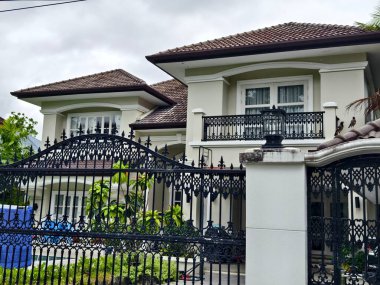 Tayland 'daki şehir binalarının pencere, kapı ve balkonlarının detaylı görüntüsü