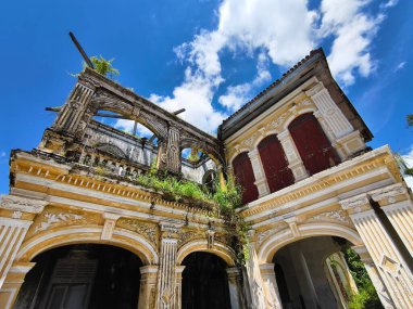 Tayland 'daki şehir binalarının pencere, kapı ve balkonlarının detaylı görüntüsü