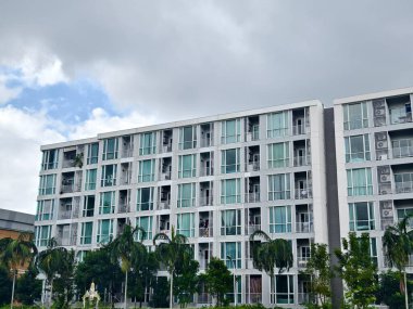 Tayland 'daki şehir binalarının pencere, kapı ve balkonlarının detaylı görüntüsü