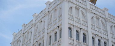 Tayland 'daki şehir binalarının pencere, kapı ve balkonlarının detaylı görüntüsü