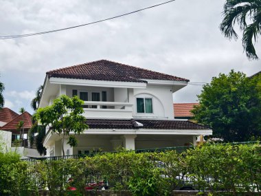 Tayland 'daki şehir binalarının pencere, kapı ve balkonlarının detaylı görüntüsü