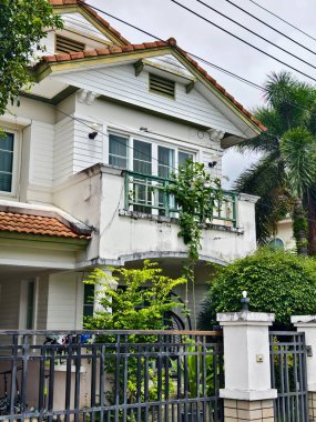 Tayland 'daki şehir binalarının pencere, kapı ve balkonlarının detaylı görüntüsü