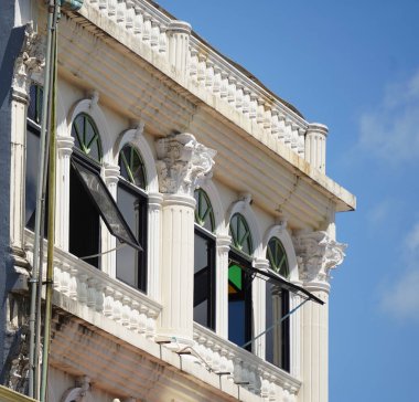 Tayland 'daki şehir binalarının pencere, kapı ve balkonlarının detaylı görüntüsü