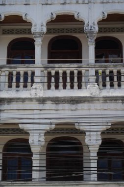 Tayland 'daki şehir binalarının pencere, kapı ve balkonlarının detaylı görüntüsü