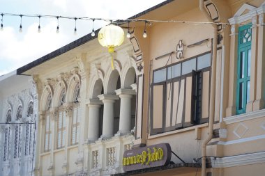 Tayland 'daki şehir binalarının pencere, kapı ve balkonlarının detaylı görüntüsü