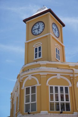 Tayland 'daki şehir binalarının pencere, kapı ve balkonlarının detaylı görüntüsü