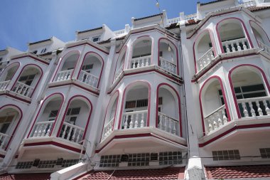 Tayland 'daki şehir binalarının pencere, kapı ve balkonlarının detaylı görüntüsü