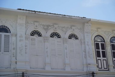 Tayland 'daki şehir binalarının pencere, kapı ve balkonlarının detaylı görüntüsü