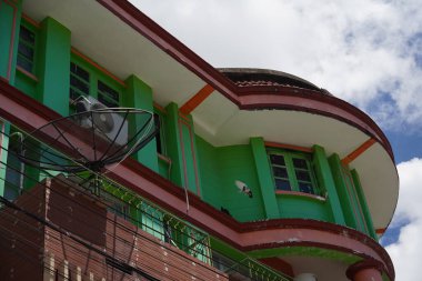 Tayland 'daki şehir binalarının pencere, kapı ve balkonlarının detaylı görüntüsü