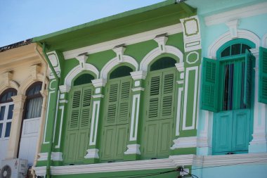 Tayland 'daki şehir binalarının pencere, kapı ve balkonlarının detaylı görüntüsü