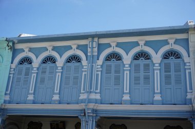 Tayland 'daki şehir binalarının pencere, kapı ve balkonlarının detaylı görüntüsü