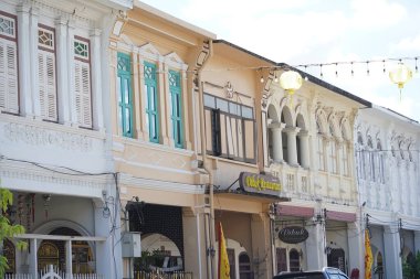 Tayland 'daki şehir binalarının pencere, kapı ve balkonlarının detaylı görüntüsü