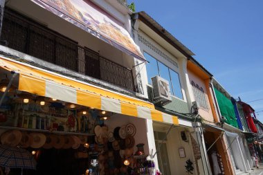 Tayland 'daki şehir binalarının pencere, kapı ve balkonlarının detaylı görüntüsü