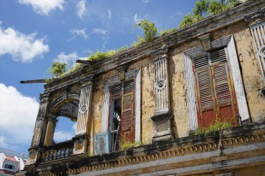 Tayland 'daki şehir binalarının pencere, kapı ve balkonlarının detaylı görüntüsü