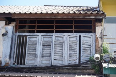 Tayland 'daki şehir binalarının pencere, kapı ve balkonlarının detaylı görüntüsü