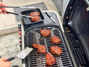 Cızırdayan ızgara et mükemmel bir kömür sunar..
