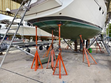 Bir tekne, temel bakım, hazırlık ve aletler için kapaklı bir yapının altında dikkatlice kaldırılır.