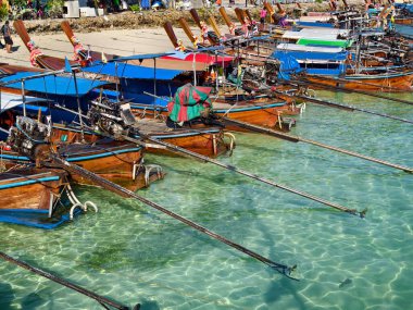 Canlı, pitoresk bir plaj sahnesi Renkli tekneler ve güneşli kumlu bir kıyı şeridi