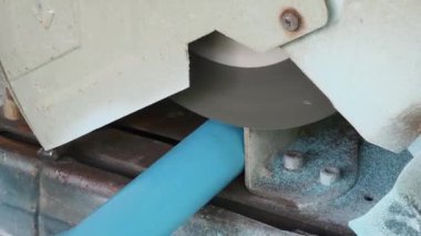 Büyük bir beton parçası kesmek için dairesel testere kullanan bir inşaatçı..