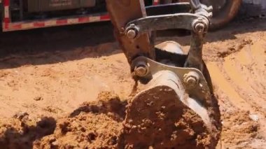 Bir buldozer tarafından önemli bir toprak yığını çıkarılıyor..