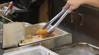 Usta bir aşçı dışarıda Tayland mutfağını tutkuyla pişiriyor.. 