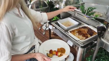 Bir kadın, modern bir kafe ortamında hoş bir yemeğin tadını çıkarıyor.