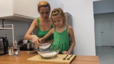 Bir anne ve kız, bu aktiviteyi keşfederken güvenli bir şekilde paten kaymaya hazırdır.