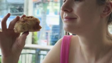 Bir kadın, modern bir kafe ortamında hoş bir yemek ve içecekten zevk alıyor.