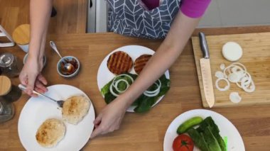 Modern mutfakta ızgara tavuk köftesi pişiren yetenekli bir şef.