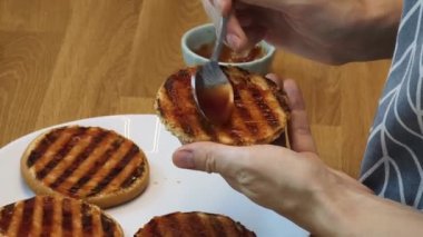Modern mutfakta ızgara tavuk köftesi pişiren yetenekli bir şef.